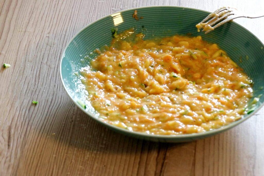 BLW Rezept Dinkelvollkorn Pancakes feuchte Zutaten vermischt im Teller