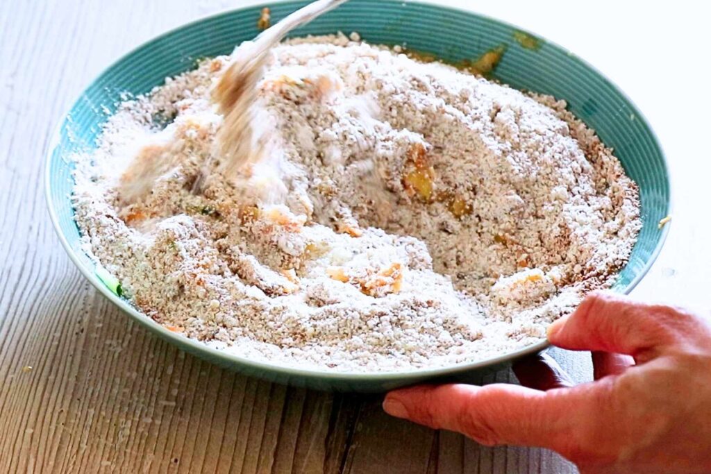 Baby Led Weaning Rezept Dinkelvollkorn Pancakes Frau mischt trockene Zutaten unter die feuchten Zutaten