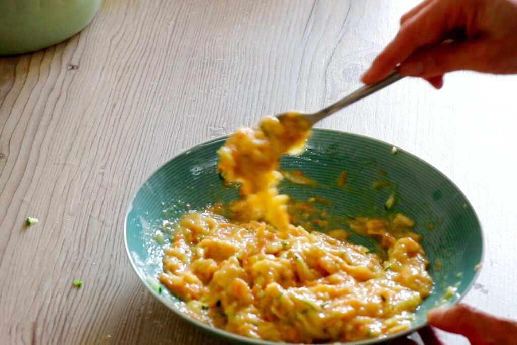 BLW Rezept Dinkelvollkorn Pancakes Frau vermengt feuchte Zutaten