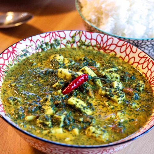 Palak Paneer in einer Schale fertig angerichtet zum Verzehr