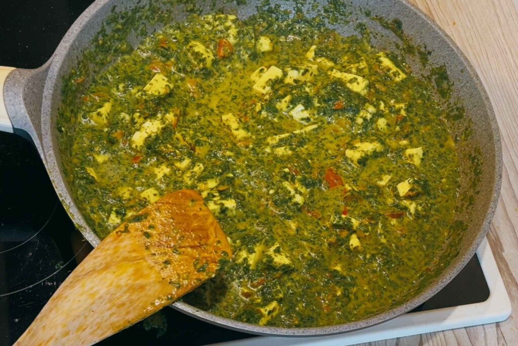 Palak Paneer in der Pfanne bereit zum anrichten